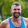 Tomasz Wiśniewski, mężczyzna aktywnie uprawiający jogging.