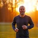Zdjęcie Macieja, 55-letniego przedsiębiorcy, uprawiającego jogging na świeżym powietrzu.
